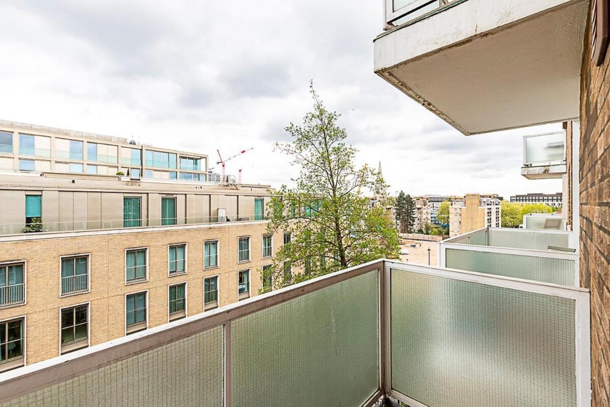 Modern Apartment With Balcony Londra Exterior foto